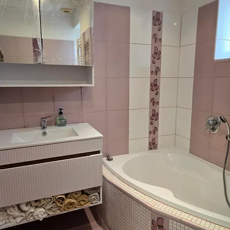 útulný V Nuslích Kousek Od Centra Prahy - Cozy Modern Near Center Praga